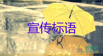 71年前美軍的圣誕節(jié)美夢(mèng)被紅軍無(wú)情地?fù)羲?/></p>
<p>
	1950年12月24日，興南港，當(dāng)最后一批美軍部隊(duì)登上撤離的運(yùn)輸船，人類戰(zhàn)爭(zhēng)史上最為艱苦卓絕的戰(zhàn)役——長(zhǎng)津湖戰(zhàn)役正式落下了帷幕。
</p>
<p>
	美軍的鋼鐵巨獸怒吼著，將“無(wú)能狂怒”傾瀉在這片無(wú)辜的朝鮮土地上，大地變成一片火海，整個(gè)港口都在燃燒。在整個(gè)撤退過(guò)程中，美軍僅艦炮就發(fā)射了3.4萬(wàn)發(fā)炮彈和1.28萬(wàn)發(fā)火箭彈，其火力猛烈程度超過(guò)了仁川登陸；最后的士兵瘋狂地破壞興南港所有的設(shè)施和美軍囤積的大量物資，留給這片他們不愿回首的大地一朵經(jīng)久不散的蘑菇云。
</p>
<p>
	運(yùn)輸艦上，那些死里逃生、失魂落魄的士兵依然沉浸在冰天血地的夢(mèng)魘之中。對(duì)于他們而言，這個(gè)一生中最寒冷的冬天，失去的遠(yuǎn)遠(yuǎn)不是一場(chǎng)戰(zhàn)斗的勝利。
</p>
<p>
	“圣誕快樂(lè)！”不知是誰(shuí)提醒，1950年的圣誕節(jié)就在這樣的氛圍中悄然而至。他們應(yīng)該不會(huì)忘記，就在一個(gè)月前，狂妄的“聯(lián)合國(guó)軍”總司令麥克阿瑟曾向他們?cè)S諾“圣誕節(jié)之前就能結(jié)束戰(zhàn)斗，讓小伙子們回家”。是的，他們?nèi)缙诨丶伊?，但卻沒(méi)想到是以這種頗具諷刺意味的敗退方式。或許此刻他們還想不到，經(jīng)此一別，北緯38度線，終究成為他們這一輩子再難踏足的夢(mèng)。
</p>
<p>
	<strong>圣誕節(jié)這一天，戰(zhàn)俘營(yíng)中的俘虜化裝成圣誕老人</strong>
</p>
<p>
	美國(guó)戰(zhàn)地記者大衛(wèi)·哈伯斯塔姆在《最寒冷的冬天》一書中寫道：“對(duì)于曾在那里戰(zhàn)斗過(guò)的美國(guó)人和其他人來(lái)說(shuō)，很多人一直把這段往事深深地埋藏于心，他們從來(lái)不向家人和老友提及這段殘酷的經(jīng)歷，只把自己當(dāng)作幸存者。剛從朝鮮回國(guó)時(shí)，他們都不愿意聽到與這場(chǎng)戰(zhàn)爭(zhēng)有關(guān)的任何事情?！泵绹?guó)人不能理解，為什么數(shù)十萬(wàn)缺衣少糧的中國(guó)人能夠在這樣嚴(yán)寒的冬季生存下來(lái)，他們不理解為什么小高嶺陣地上的最后一個(gè)中國(guó)人會(huì)放棄生存的機(jī)會(huì)，而選擇抱著炸藥包和對(duì)手同歸于盡。美國(guó)人搞不懂什么叫視死如歸，搞不懂什么叫保家衛(wèi)國(guó)。就像直至今日，我們也不能理解西方人為什么能夠把這場(chǎng)徹徹底底的失敗“喪事喜辦”，包裝成“敦刻爾克”式的偉大勝利。畢竟美軍到朝鮮來(lái)，并不是為了表演一場(chǎng)“體面”的撤退，更何況這樣的敗退并不體面。
</p>
<p>
	英雄為誰(shuí)而戰(zhàn)？
</p>
<p>
	那個(gè)抱起炸藥包與敵人同歸于盡的志愿軍戰(zhàn)士叫楊根思，他是新中國(guó)第一位特等功臣、特級(jí)戰(zhàn)斗英雄，也是電影《英雄兒女》中王成的原型之一。在入朝作戰(zhàn)之前，他已經(jīng)是一位屢立戰(zhàn)功、全軍聞名的戰(zhàn)斗英雄。1950年9月，楊根思參加全軍首屆英模大會(huì)，被評(píng)為“一級(jí)戰(zhàn)斗英雄”，見(jiàn)到了毛主席，還登上了天安門國(guó)慶典禮的觀禮臺(tái)。入朝作戰(zhàn)時(shí)，他擔(dān)任20軍58師172團(tuán)3連連長(zhǎng)。
</p>
<p>
	敵人腐爛變泥土，勇士輝煌化金星。第二次戰(zhàn)役中，為切斷美軍的南逃之路，楊根思率3連3排死守下碣隅里小高嶺陣地，連續(xù)打退了美軍8次沖鋒，在敵人第9次進(jìn)攻時(shí)，只身一人的楊根思抱起10公斤炸藥包沖進(jìn)了敵群，與眾多敵人同歸于盡，踐行了戰(zhàn)前“人在陣地在”的慷慨諾言。
</p>
<p>
	關(guān)于長(zhǎng)津湖，在美國(guó)流傳著一個(gè)“原木在移動(dòng)”的故事：1950年底，長(zhǎng)津湖畔，當(dāng)美國(guó)士兵約翰鉆進(jìn)鴨絨睡袋準(zhǔn)備就寢時(shí)，突然槍聲大作?；琶ε莱龅募s翰驚呆了，他看到志愿軍戰(zhàn)士披著白布從樹林里沖出來(lái)，美軍的坦克、火炮和機(jī)槍一齊射向他們，他們像原木一樣一排排倒下去，后面的戰(zhàn)士又像原木一樣一排排涌上來(lái)……“我被那些不畏死亡的靈魂震撼了，太可怕了?！?</p>
<p>
	在楊根思犧牲的東山陣地，172團(tuán)2連突擊排堅(jiān)持戰(zhàn)斗至最后7名戰(zhàn)士，在失去指揮和缺乏彈藥的情況下，堅(jiān)守陣地六個(gè)小時(shí)，殺傷敵人一個(gè)連的兵力，并最終與兄弟部隊(duì)勝利會(huì)合。
</p>
<p>
	在死鷹嶺主峰1519高地，突圍之?dāng)骋蕴箍嘶鹋谳喎M(jìn)攻，陣地每平方米散布炮彈兩發(fā)，59師177團(tuán)6連打垮了敵人8次沖鋒，堅(jiān)守6天6夜。戰(zhàn)后，這支部隊(duì)沒(méi)有歸建，師長(zhǎng)戴克林過(guò)問(wèn)才知道，堅(jiān)守陣地的勇士們被深雪覆蓋，嚴(yán)重凍傷，無(wú)法轉(zhuǎn)移。這位參加過(guò)長(zhǎng)征、浴血過(guò)河西走廊的老紅軍動(dòng)容了，他下令派出司令部直屬部隊(duì)將這60余名戰(zhàn)士一個(gè)不落全都背下來(lái)了。那一刻經(jīng)歷了敵人6天6夜的狂轟濫炸沒(méi)有動(dòng)搖的鋼鐵漢子們哭了！
</p>
<p>
	1081高地位于水門橋以南約1英里處，居高臨下扼守3至4公里長(zhǎng)的狹窄盤山公路，是美軍逃離的必經(jīng)之路。
</p>
<p>
	在慘烈的黃草嶺阻擊戰(zhàn)中，堅(jiān)守主峰1081高地的60師180團(tuán)1營(yíng)2連在零下40多度的低溫中，苦戰(zhàn)竟日，彈藥告盡，全部壯烈犧牲在陣地上。180團(tuán)政治處組織股干事沈肇壽帶著“人在陣地在”命令和最后的補(bǔ)給——十幾斤土豆登上1081高地，見(jiàn)到了勇士們最后一面：“太冷，槍也打不響，只有靠手榴彈?！薄肮な露际茄┒训?，戰(zhàn)士們伏在工事里，一個(gè)個(gè)臉都凍紫了，有的用棉花捂著耳朵，有的用棉被裹著腿，幾乎沒(méi)有什么人講話，只是轉(zhuǎn)眼珠看著你。工事前邊，擺著手榴彈，都揭了蓋……帶上去的土豆都凍了，想吃，卻咬不動(dòng)?！?</p>
<p>
	然而就是這樣一支仿佛要化作冰雕的隊(duì)伍卻在最后時(shí)刻爆發(fā)出了生命最壯烈的吶喊。韓國(guó)戰(zhàn)史《長(zhǎng)津湖戰(zhàn)斗》中記錄了這樣的場(chǎng)景：“直到最后一刻，守軍在投擲完手榴彈之后，（雙方）展開白刃戰(zhàn)，苦戰(zhàn)至15時(shí)，（美軍）終于攻占1081高地?！泵儡娪涗泟t稱“此處的中國(guó)兵，沒(méi)有一個(gè)人投降，全部堅(jiān)守陣地而戰(zhàn)死?！敝驹杠?0軍《1950年60師戰(zhàn)役總結(jié)》中描述了打掃戰(zhàn)場(chǎng)時(shí)的情景：“遺體全被敵自動(dòng)火器槍殺，卡品湯姆彈全是空的，僅有幾個(gè)梭子內(nèi)有4-5發(fā)子彈，陣地上已沒(méi)有我之手榴彈”。這些戰(zhàn)士直到犧牲時(shí)，依然保持著戰(zhàn)斗姿態(tài)，如傲然于風(fēng)雪的冰凌花，盛放在異國(guó)他鄉(xiāng)的冰天雪地中，活進(jìn)了一個(gè)民族不朽的記憶里。
</p>
<p>
	出現(xiàn)在多部影視作品中的美軍向“冰雕連”敬禮的橋段屬于藝術(shù)加工，事實(shí)上并不存在
</p>
<p>
	戰(zhàn)后有外國(guó)軍事研究者試圖分析，這些一個(gè)月內(nèi)空著肚子，彈匣內(nèi)只有幾顆子彈的戰(zhàn)士們，為何只要沒(méi)有倒下，便一刻不停止戰(zhàn)斗？他們認(rèn)為：這就是毛澤東所提倡的“無(wú)論在任何艱難困苦的場(chǎng)合，只要還有一個(gè)人，這個(gè)人就要繼續(xù)戰(zhàn)斗下去”的精神。但研究者忽略了一個(gè)核心問(wèn)題：他們?yōu)檎l(shuí)而戰(zhàn)？
</p>
<p>
	楊根思生于1922年，爺爺、父親、母親在地主的壓迫下先后含恨去世，十來(lái)歲楊根思跟著哥哥一路要飯從江蘇到上海，去工廠當(dāng)童工，不久哥哥也在資本家殘酷的剝削下凄然離世。楊根思后來(lái)回憶說(shuō)：我記不清多少次漆黑的夜里，自己在黃浦江邊嚎啕大哭，哭爺爺，哭父親母親，哭哥哥，哭這個(gè)萬(wàn)惡的舊社會(huì)！直到后來(lái)有一天，他遇到了共產(chǎn)黨……在人民軍隊(duì)中成長(zhǎng)，在人民戰(zhàn)爭(zhēng)中歷練，他明白了“為誰(shuí)而戰(zhàn)”。
</p>
<p>
	他在唯一存世的一行文字中這樣寫到：“在黨和毛主席領(lǐng)導(dǎo)下共同進(jìn)步，為人民服務(wù)到底。”保衛(wèi)祖國(guó)！保衛(wèi)人民！保衛(wèi)和平！這也是朝鮮戰(zhàn)場(chǎng)上每一位和楊根思有著共同經(jīng)歷的志愿軍戰(zhàn)士?jī)?nèi)心的吶喊。
</p>
<p>
	<strong>毋庸置疑的勝利</strong>
</p>
<p>
	對(duì)于志愿軍而言，長(zhǎng)津湖戰(zhàn)役的艱苦毋庸置疑，嚴(yán)寒是和美軍一樣要命的敵人：“由于我軍入朝倉(cāng)促，一切冬季物資未能補(bǔ)充齊全，如我軍棉鞋、棉帽、棉背心、大衣，除一個(gè)師大部領(lǐng)有棉帽外，其余均未能穿上，彈藥和手榴彈，全軍平均每人只有二個(gè)，兵站未能及時(shí)設(shè)立，所以糧食未能運(yùn)上?！边@樣的裝備條件，面對(duì)的卻是零下四十多度的嚴(yán)寒，在整個(gè)長(zhǎng)津湖戰(zhàn)役期間，九兵團(tuán)因凍傷減員近3萬(wàn)人。
</p>
<p>
	直到今天，網(wǎng)絡(luò)上依然有人在長(zhǎng)津湖戰(zhàn)役孰勝孰敗上糾纏不休。的確，因?yàn)橹饔^思想和客觀條件上的準(zhǔn)備不足，此次戰(zhàn)役志愿軍沒(méi)有實(shí)現(xiàn)全殲美陸一師和第七師的戰(zhàn)役目的，而對(duì)手同樣沒(méi)有實(shí)現(xiàn)圣誕節(jié)前結(jié)束戰(zhàn)斗的狂妄計(jì)劃，被迫撤回到三八線附近。雙方都沒(méi)有實(shí)現(xiàn)自己最初的戰(zhàn)斗意圖。九兵團(tuán)司令員宋時(shí)輪在《第九兵團(tuán)東線作戰(zhàn)之檢討》開頭一句就是：“這次作戰(zhàn)打得很不好……”而相比于志愿軍方面的冷靜與客觀，美方劫后余生的大表彰讓人匪夷所思：美國(guó)軍方為長(zhǎng)津湖作戰(zhàn)共頒發(fā)了17枚國(guó)會(huì)榮譽(yù)勛章、70枚海軍十字勛章，這是美軍戰(zhàn)史上為一次作戰(zhàn)頒發(fā)勛章最多的記錄。西方的宣傳機(jī)器“叭叭叭”開動(dòng)了數(shù)十年，把這場(chǎng)戰(zhàn)役完美地包裝成了“美國(guó)軍事史上最偉大的海上撤退行動(dòng)”。在不同的文化思維下，我們不能理解美國(guó)人對(duì)于生存的執(zhí)念，就像美國(guó)人不能理解中國(guó)人舍生取義去追求勝利的精神內(nèi)源一樣。
</p>
<p>
	那么勝利者究竟是誰(shuí)？長(zhǎng)津湖戰(zhàn)役是一場(chǎng)氣與鋼的較量，我軍在雙方實(shí)力完全不對(duì)等的極端困難局面下，志愿軍中國(guó)人民志愿軍將技術(shù)戰(zhàn)斗水平和鋼鐵般的戰(zhàn)斗意志發(fā)揮到了極致。參加過(guò)長(zhǎng)津湖戰(zhàn)役的美軍陸戰(zhàn)一師老兵艾德·里弗斯，在多年后回憶長(zhǎng)津湖戰(zhàn)役時(shí)仍心有余悸：“他們都沒(méi)有鞋和襪子，許多人只穿單鞋，其他人的腳則裹著破布，他們的腳都凍僵了，又腫又黑，很難相信那些人還能走路，更不用說(shuō)還能向面前的陣地發(fā)起進(jìn)攻，從那一刻開始，我覺(jué)得這場(chǎng)仗是打不贏了?！?</p>
<p>
	第二次戰(zhàn)役之后，朝鮮半島北緯三十八度以北的絕大部分地區(qū)得到收復(fù)，朝鮮戰(zhàn)局徹底扭轉(zhuǎn)，這一戰(zhàn)為抗美援朝戰(zhàn)爭(zhēng)的最后勝利奠定了基礎(chǔ)。正如朝鮮戰(zhàn)爭(zhēng)親歷者美國(guó)作家貝文·亞歷山大《朝鮮戰(zhàn)爭(zhēng)：我們第一次戰(zhàn)敗》中描寫長(zhǎng)津湖戰(zhàn)役的最后一句話：“征服北朝鮮的巨大努力以失敗而告終?！?</p>
<p>
	在這場(chǎng)氣與鋼的較量中，我們贏得的不僅僅是戰(zhàn)爭(zhēng)?！吨ゼ痈缛?qǐng)?bào)》記者比奇在戰(zhàn)場(chǎng)上偶遇抗戰(zhàn)期間在華擔(dān)任武官的美國(guó)軍官弗里曼，談及對(duì)中國(guó)人的感受，弗里曼回答說(shuō)：“他們不再是同一批中國(guó)人了?！闭缑珴蓶|說(shuō)過(guò)的那樣：“帝國(guó)主義侵略者應(yīng)當(dāng)懂得，現(xiàn)在中國(guó)人民已經(jīng)組織起來(lái)了，是惹不得的。如果惹翻了，是不好辦的?！?</p>
<p>
	代價(jià)是巨大的，勝利是偉大的。
</p>
<p>
	勝利，毋庸置疑！
</p>
<p>
	<strong>精神的傳承</strong>
</p>
<p>
	“不相信有完成不了的任務(wù)，不相信有克服不了的困難，不相信有戰(zhàn)勝不了的敵人?！笔菞罡荚趹?zhàn)場(chǎng)上立下的誓言，這位偉大的革命戰(zhàn)士，不僅將誓言踐行到生命最后一刻，也讓“三個(gè)不相信”的精神傳遍了朝鮮戰(zhàn)場(chǎng)，在臨清江反擊戰(zhàn)中涌現(xiàn)出了38個(gè)楊根思式的英雄。到了上甘嶺戰(zhàn)役，包括黃繼光在內(nèi)，有名有姓的楊根思式的英雄有68個(gè)。黃繼光同志犧牲后，從他的飯包里發(fā)現(xiàn)三本連環(huán)畫，第一本就是《楊根思》。
</p>
<p>
	1951年12月，志愿軍總部把楊根思生前所在連隊(duì)命名為“楊根思連”，這是新中國(guó)成立后第一支以英雄命名的連隊(duì)。70年過(guò)去了，在汶川抗震救災(zāi)現(xiàn)場(chǎng)，在朱日和，在天安門廣場(chǎng)國(guó)慶閱兵方隊(duì)中，在艱苦的非洲維和現(xiàn)場(chǎng)，“楊根思連”的大旗依然高高飄揚(yáng)，“三個(gè)不相信”的連魂依然響徹長(zhǎng)空。
</p>
<p>
	83集團(tuán)軍合成某旅某連前身是堅(jiān)守黃草嶺的180團(tuán)2連，也就是網(wǎng)友們廣為傳頌的“冰雕連”，如今這支部隊(duì)已經(jīng)轉(zhuǎn)型為新時(shí)代的數(shù)字化尖兵，時(shí)代在進(jìn)步，裝備在升級(jí)，戰(zhàn)士也換了一茬又一茬，但“堅(jiān)決服從命令，誓死完成任務(wù)”的“冰雕連精神”始終不變。
</p>
<p>
	中國(guó)人講傳承，長(zhǎng)津湖戰(zhàn)役后，楊根思連僅幸存4人，黃草嶺阻擊戰(zhàn)中，除了后方留下傷員，戰(zhàn)場(chǎng)上的180團(tuán)2連指戰(zhàn)員踐行了與陣地共存亡的誓言。就算百花凋零，但只要有一顆種子，英雄的紅色基因就會(huì)像冰凌花一樣，在冰天雪地中發(fā)芽、盛開，英雄的血脈就能像“楊根思連”的連魂一樣代代相傳。
</p>
<p>
	也許正如電影《長(zhǎng)津湖》中所說(shuō)：“我們把該打的仗都打了，下一代就不用打了。”71年過(guò)去了，當(dāng)和平的曙光依舊照耀著這片古老的土地，我們很想念他們，長(zhǎng)津湖畔、清川江邊、上甘嶺上那些怒放的“冰凌花”，我們最可愛(ài)的人！
</p>
<p>
	又是一年12月25日，對(duì)于無(wú)數(shù)不過(guò)圣誕節(jié)的中國(guó)人而言這是再普通不過(guò)的一天。我們?cè)诙张?yáng)中互道一聲早安，開始一天的生活、工作，但這個(gè)世界其實(shí)仍然戰(zhàn)火紛爭(zhēng)不斷。
</p>
<p>
	有國(guó)家拿著一管“洗衣粉”當(dāng)證據(jù)就敢入侵一個(gè)主權(quán)國(guó)家；有國(guó)家在全球幾十個(gè)國(guó)家和地區(qū)設(shè)立了200多個(gè)生物實(shí)驗(yàn)室，卻沒(méi)人知道里面在搞什么試驗(yàn)；有國(guó)家面對(duì)疫情不好好應(yīng)對(duì)只會(huì)嫁禍他人，不管不顧自己百姓的安危；有國(guó)家犯下種族滅絕罪行，卻憑借輿論霸權(quán)開足馬力對(duì)別人指指點(diǎn)點(diǎn)。
</p>
<p>
	我們沒(méi)有生活在一個(gè)和平的年代，我們只是生活在一個(gè)和平的國(guó)家，可以安享沒(méi)有動(dòng)蕩的生活。
</p>
<p>
	前事不忘，是對(duì)先烈最好的告慰。偉大的抗美援朝精神永垂不朽！
</p>                <div   id=